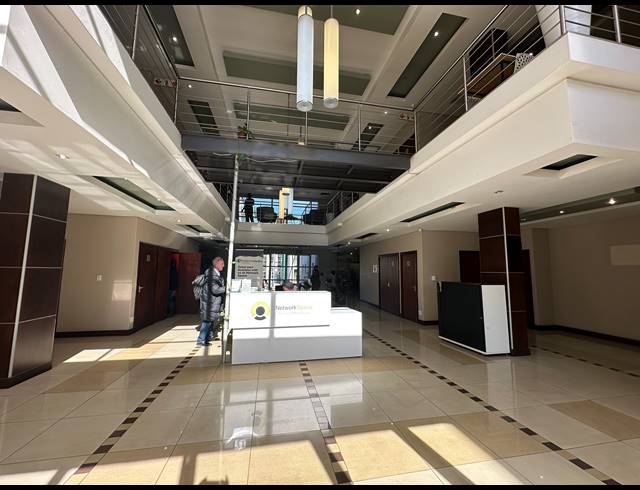 90.70M² CO-WORKING SPACE TO LET IN DIE HOEWES